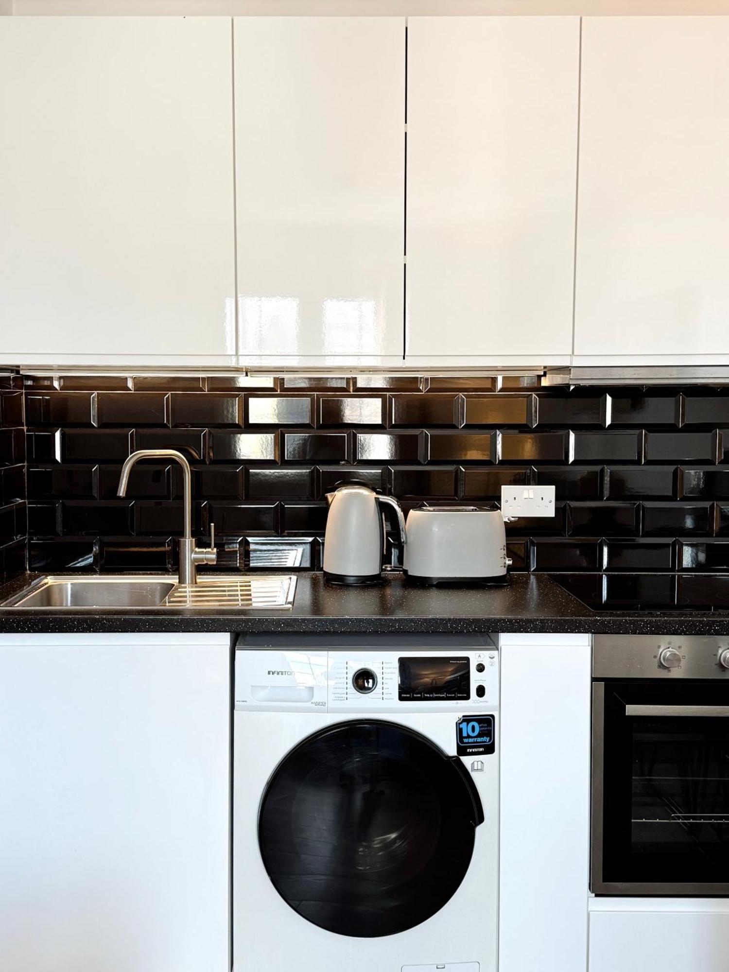 Deluxe City Centre Two Bedroom - Grand Central House غيبرالتار المظهر الخارجي الصورة